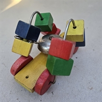 metalklokke-klodser-trae-glade-farver-vogn-paa-traehjul-traekvogn-retro-legetoej